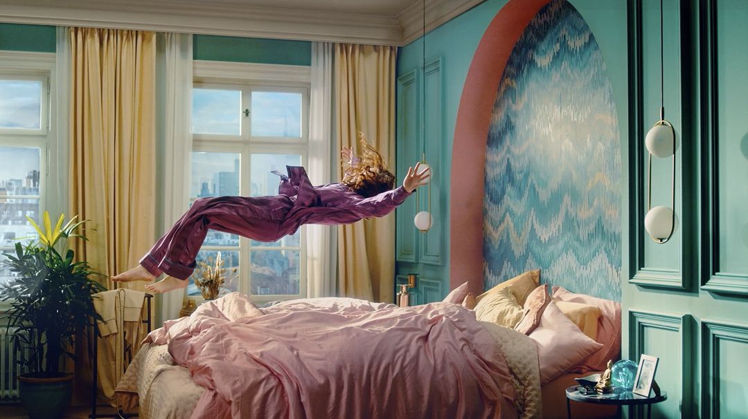 Inimene kukub voodile